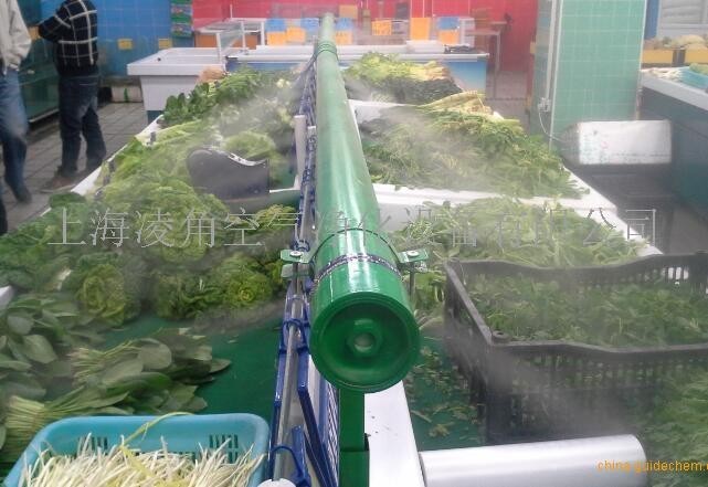 凌角超市加湿器、蔬菜加湿器、蔬菜保鲜加湿器 超市专用加湿器 各种绿叶蔬菜、水果、鲜肉、 生鲜货架展示柜、冷藏展示柜、 冷风柜、面包柜等等。 超市保鲜加湿器工作原理 本产品采用最新的超声波雾化技术,高频电子振荡电路,世界上最新的集成式雾化组件,独创的防止风机溅水设计,特创的出雾口防漏水设计、易清洗设计、通电自动进水、自动控制水位、无水保护装置,高寿命滚针轴承风扇,无喷嘴、永远不堵,产生的雾颗粒直径微细,且颗粒均匀,易被空气吸收、绝不滴水。雾化工作时无机械驱动、无污染、无噪音,能耗低、故障率低、雾化效率高,