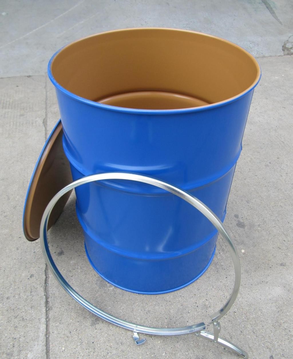 带黑色把手的塑料蓝水桶 库存图片. 图片 包括有 产品, 经典, 从事园艺, 容器, 新建, 家庭, 运载 - 166665021